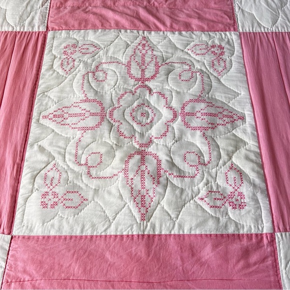 70”x90”  Vintage Hand made, Hand Stitched and Hand Embroidered Cotton Quilt. - Picture 8 of 15